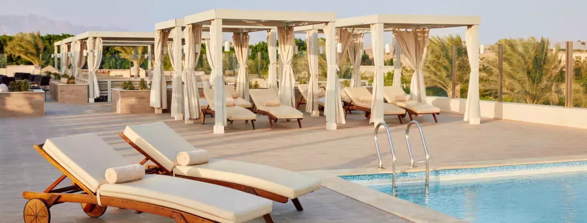 transats devant piscine