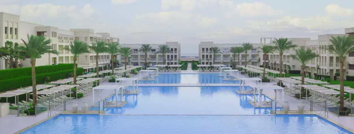 transats et piscines