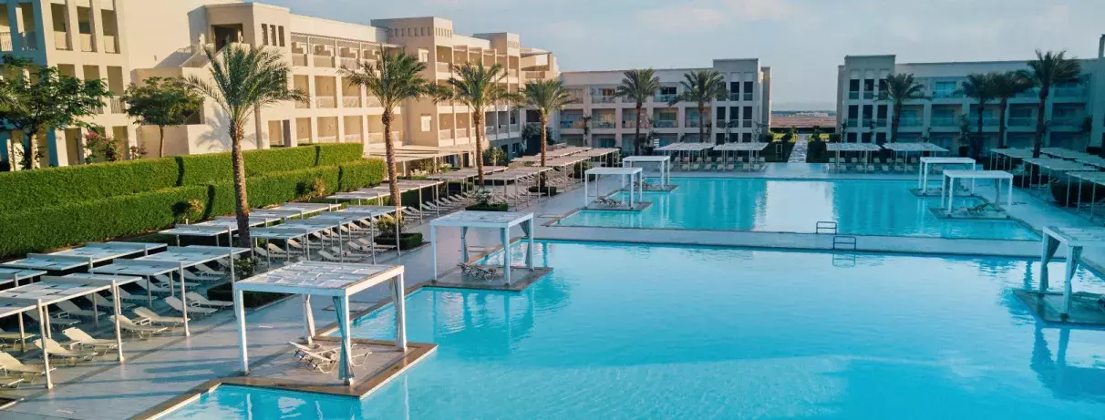 vue générale piscine et hôtel