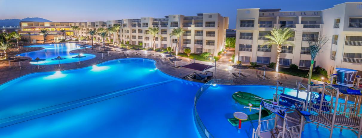 vue hôtel et piscine de nuit