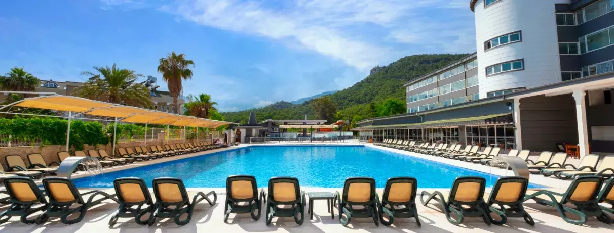 piscines avec transats 