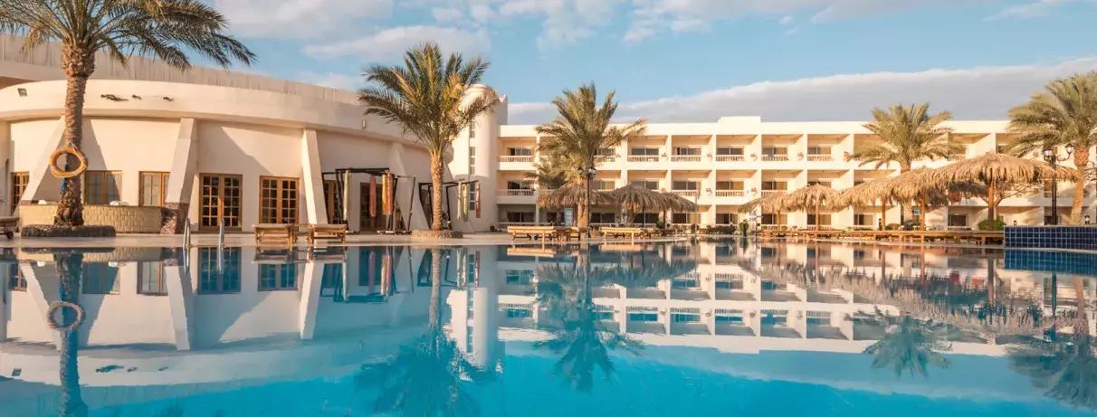 vue extérieure avec piscine 