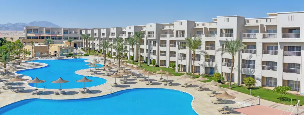 vue générale piscine et hôtel