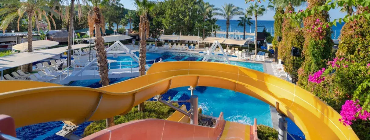 piscine avec toboggans 