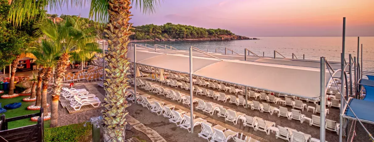 plage avec transats et parasols 