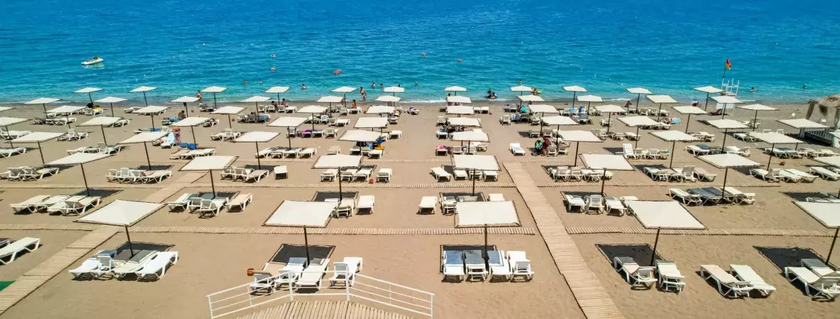 plage avec transats et parasols