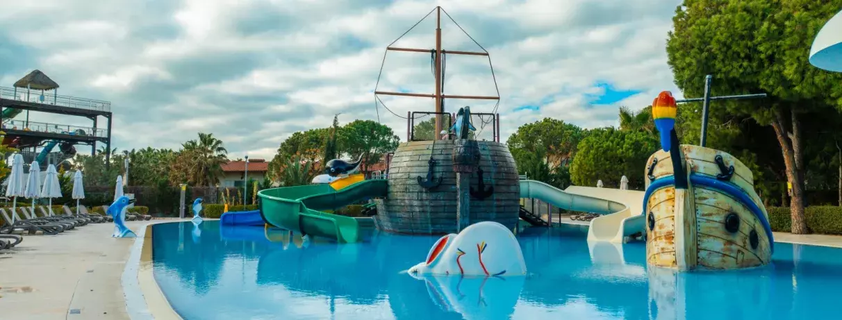 piscine avec bateau pirate