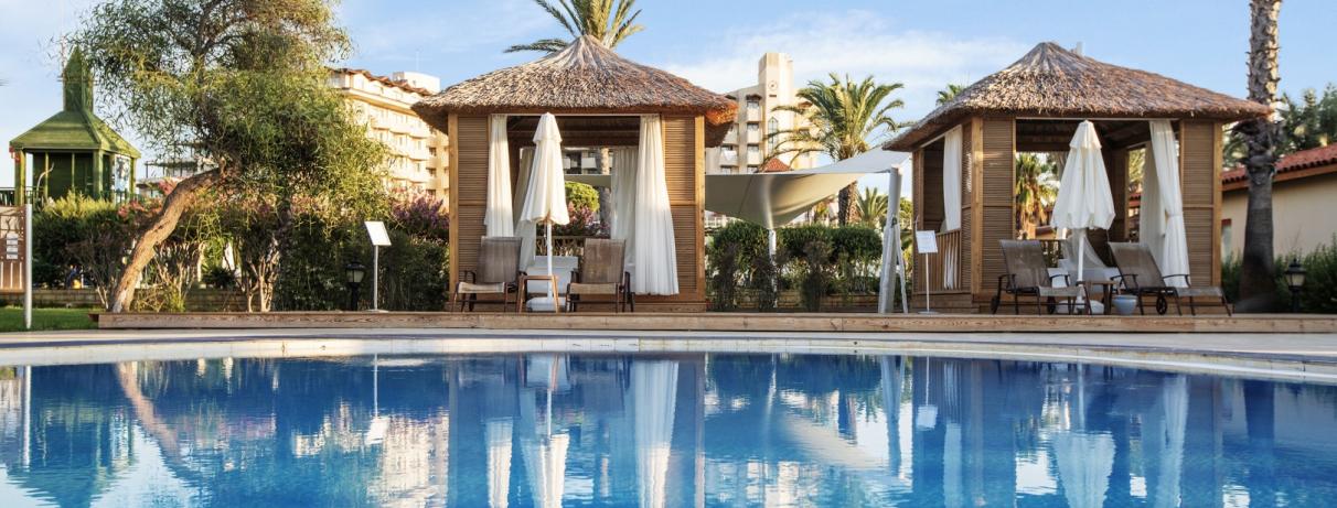 piscine avec cabanes