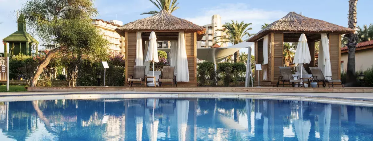 piscine avec cabanes 