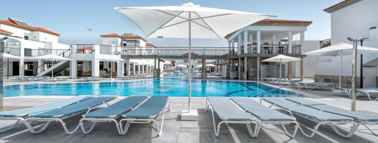 piscine avec transat et parasol 