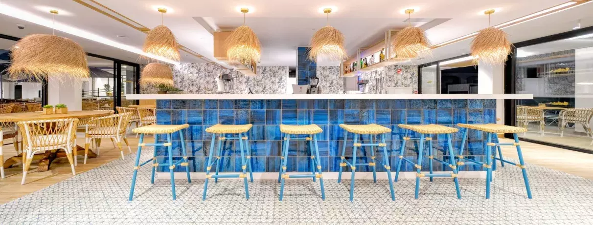 bar avec comptoir et tabouret  