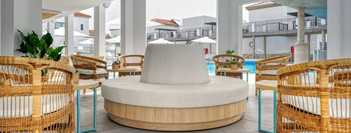 terrasse extérieur avec fauteuils en osier