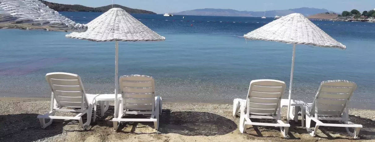 plage avec transats et parasols