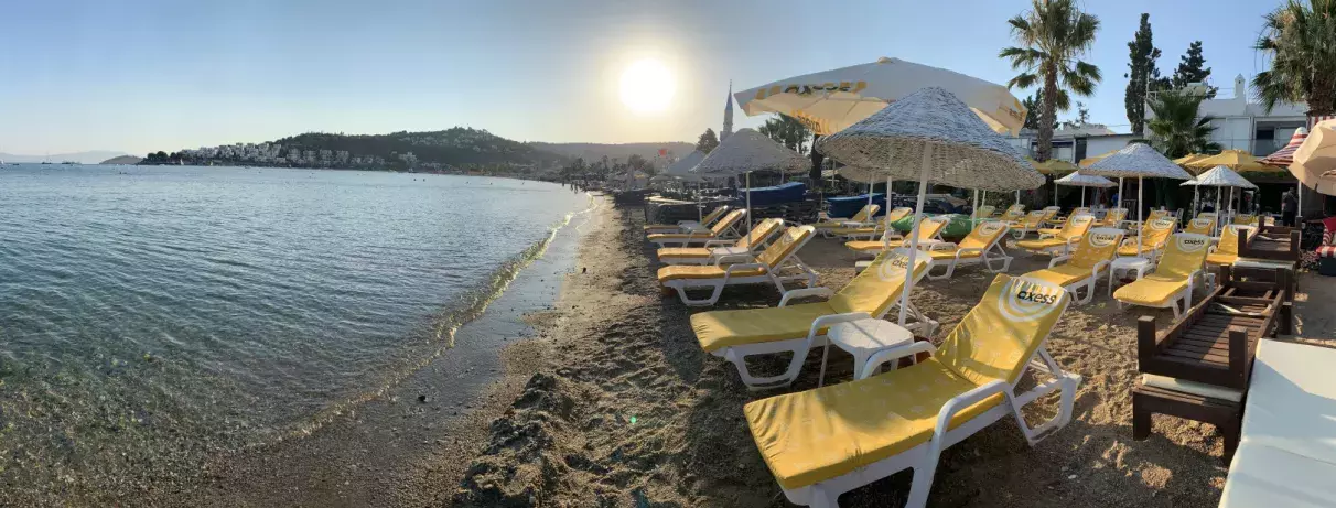 plage avec transats et parasols 