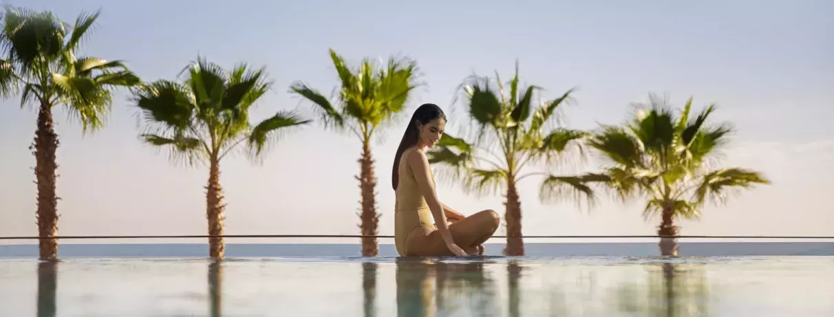 piscine extérieure avec vue sur la mer 