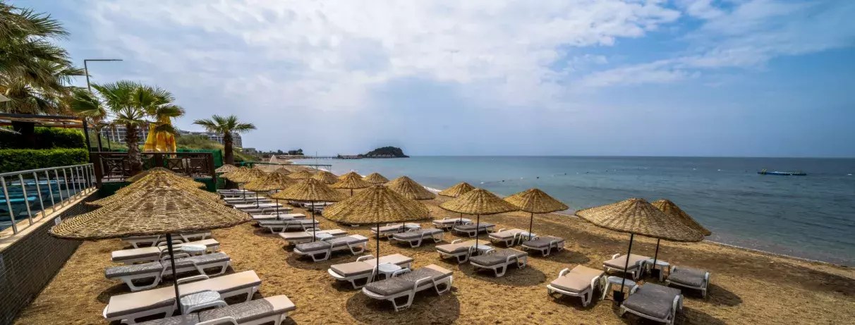 plage avec transats et parasols 