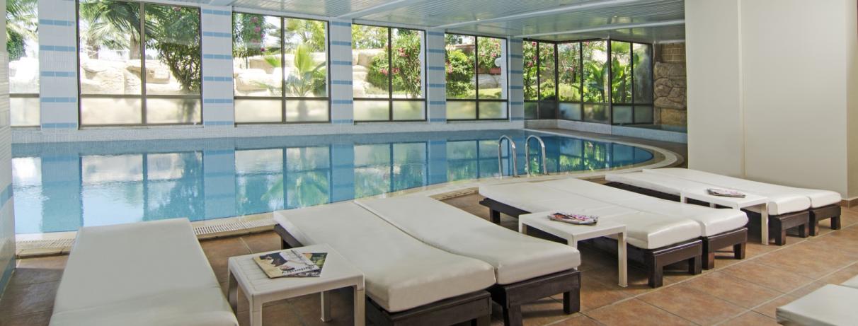 piscine intérieure avec transats 