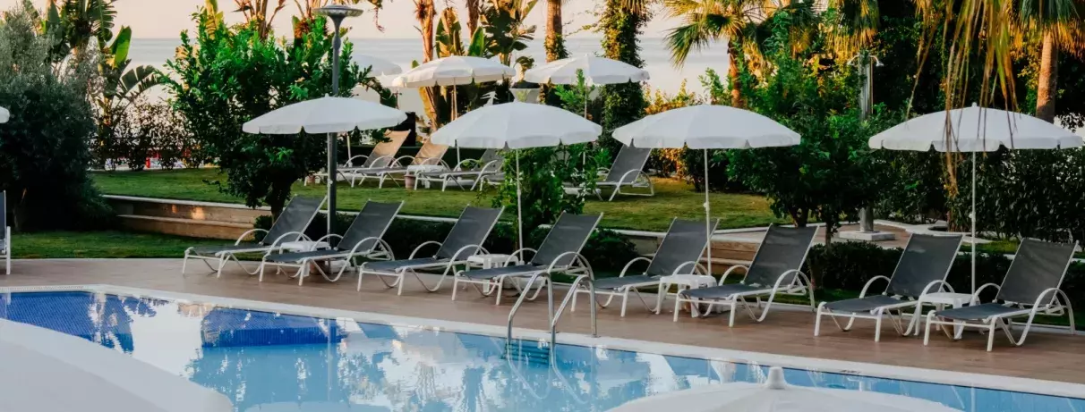 piscine avec transats et parasols