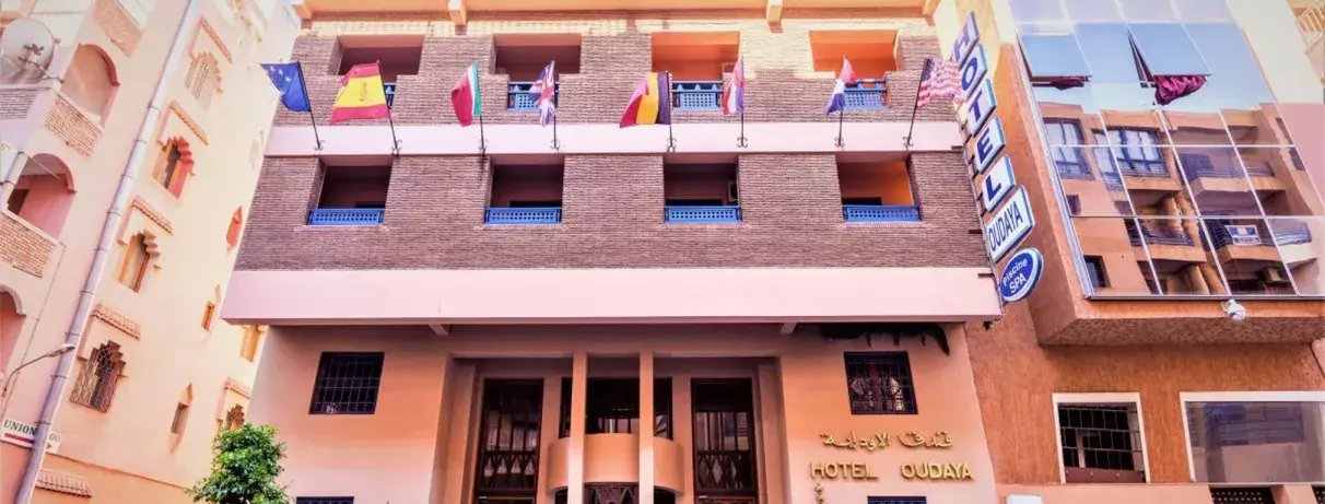 vue extérieure de l'hôtel 2 premier étages avec des drapeaux de différents pays 