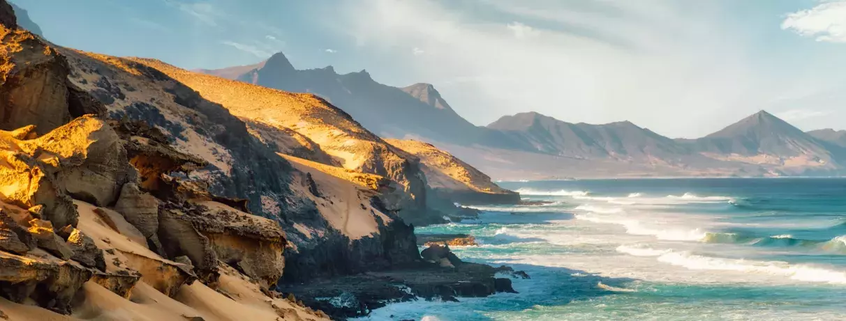 image de montagnes et de la mer de fuerteventura 