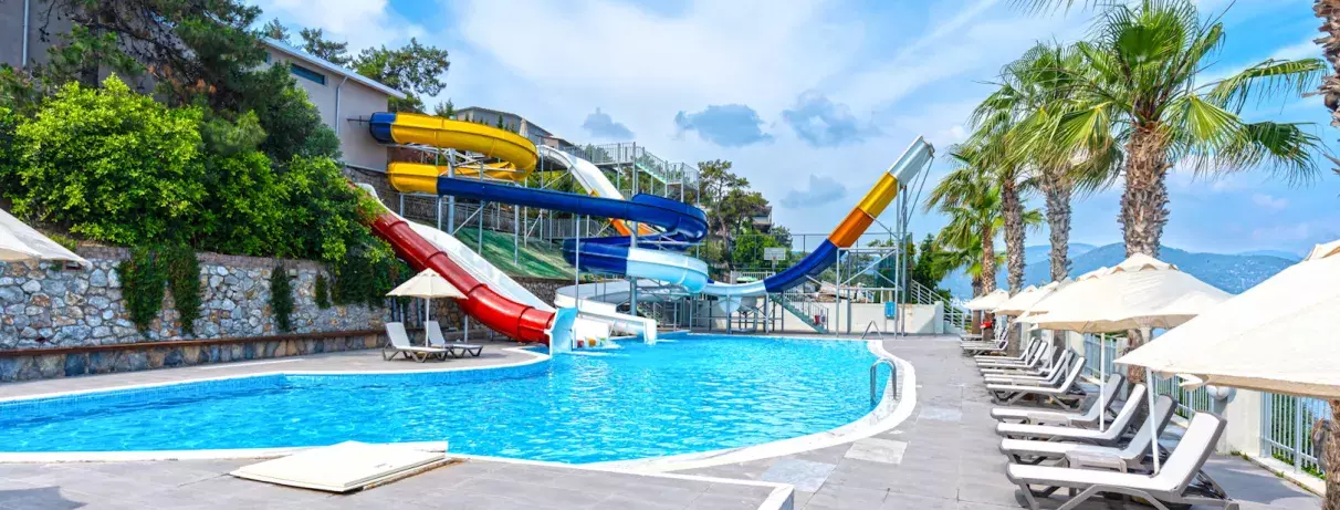 piscine avec toboggans