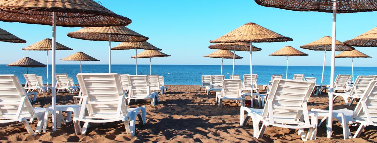 plage avec transats et parasols 