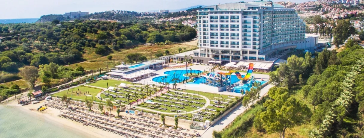 Un grand hôtel avec son parc aquatique et sa plage privée, niché dans la végétations.