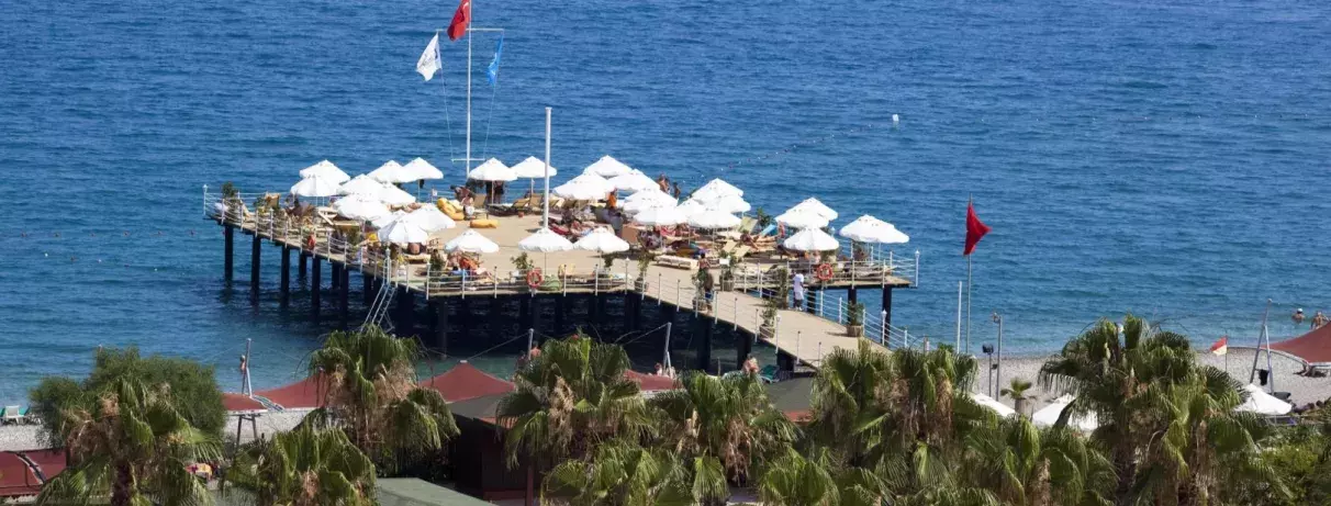 plage avec transats et parasols sur un pont