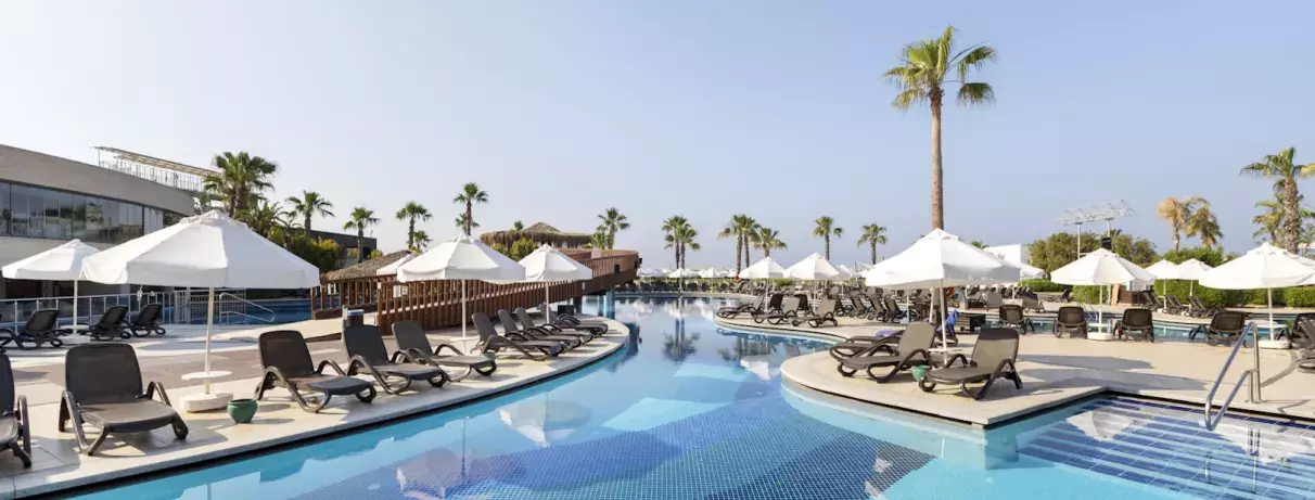 piscine avec transats et parasols 