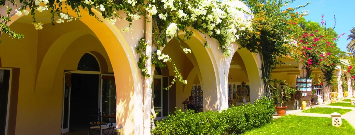 Architecture typique fleurie de bougainvilliers et jardins ensoleillés au sein de l'hôtel de vacances à Djerba.