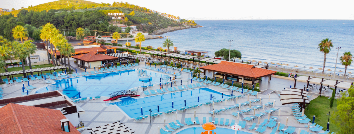 vue d'ensemble piscines et mer