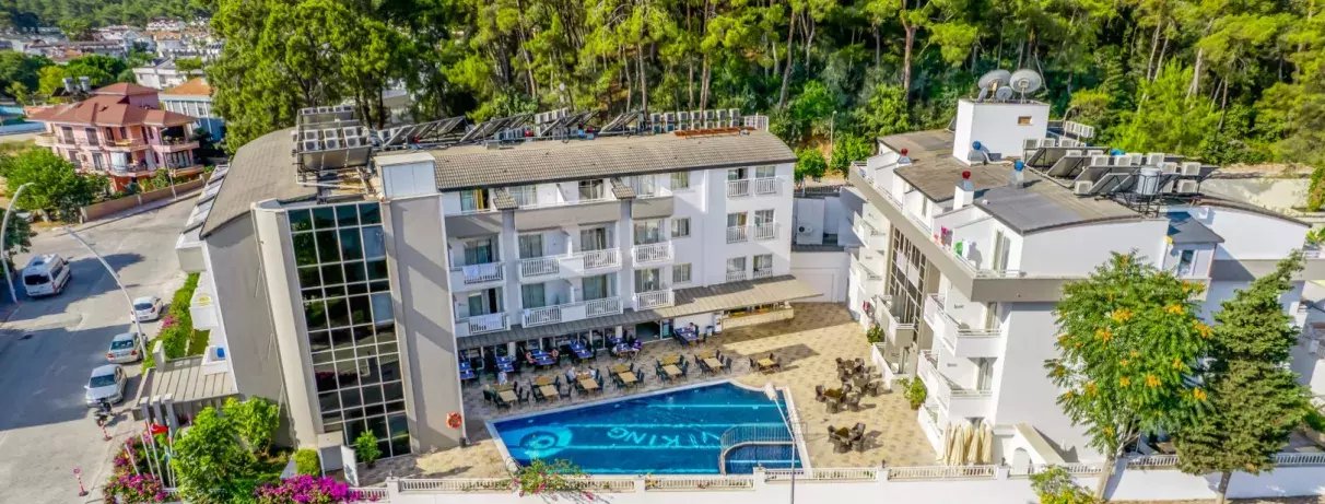 vue hôtel et piscine