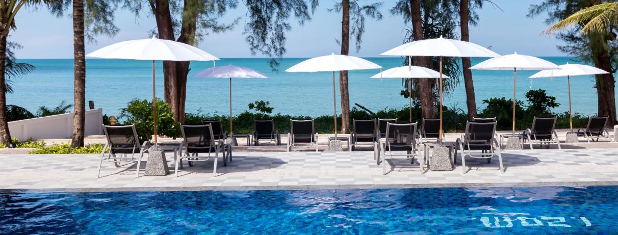 piscine et transats