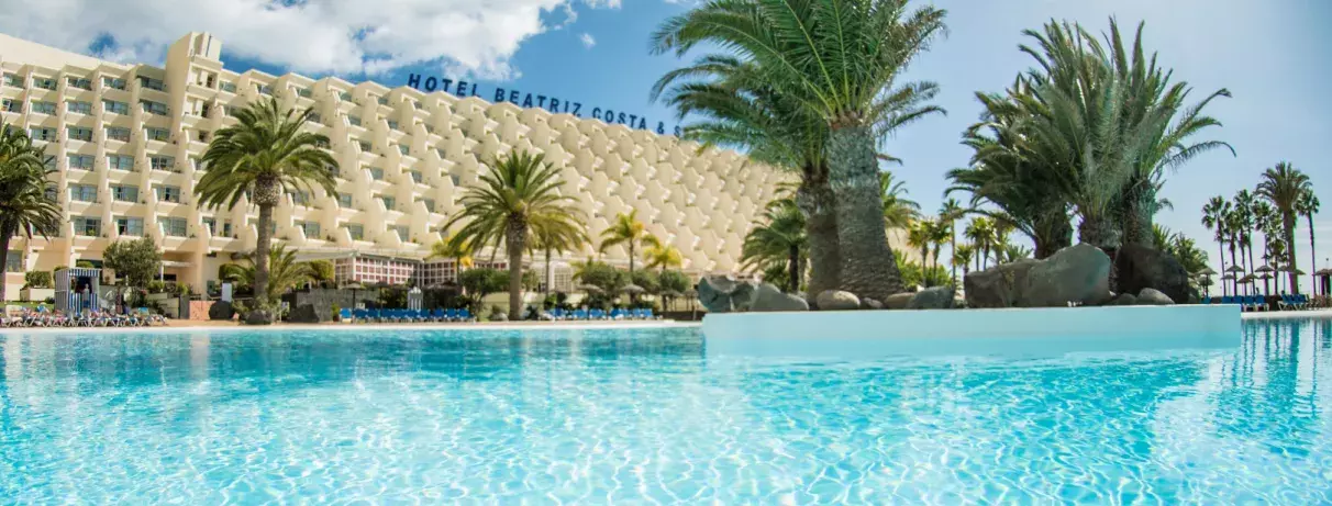 piscine extérieur et vue sur la façade de l'hôtel
