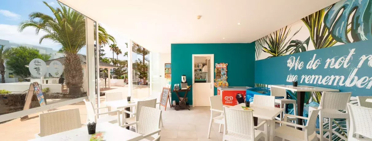 snack bar intérieur vue sur les palmiers