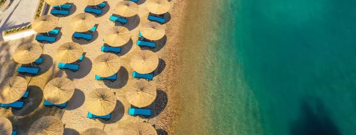 vue en hauteur de la plage avec des transats et parasols