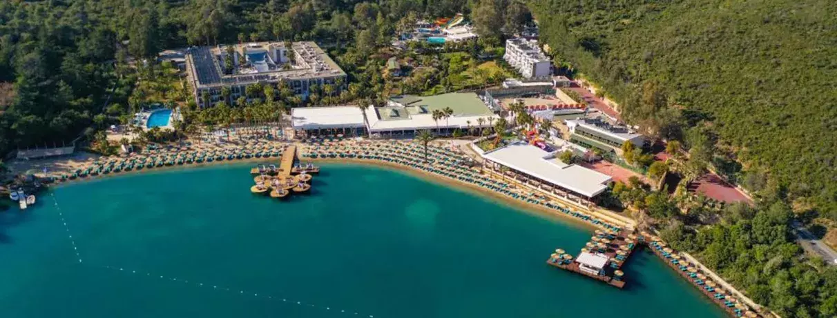 vue en hauteur de l'hôtel et de la plage