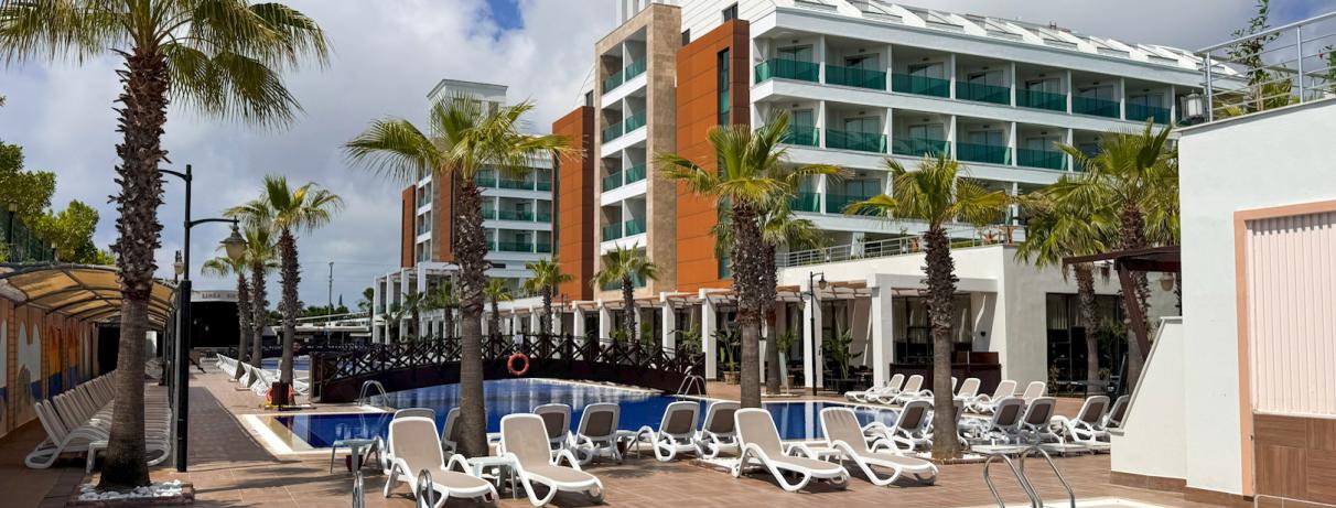 hotel piscine transats