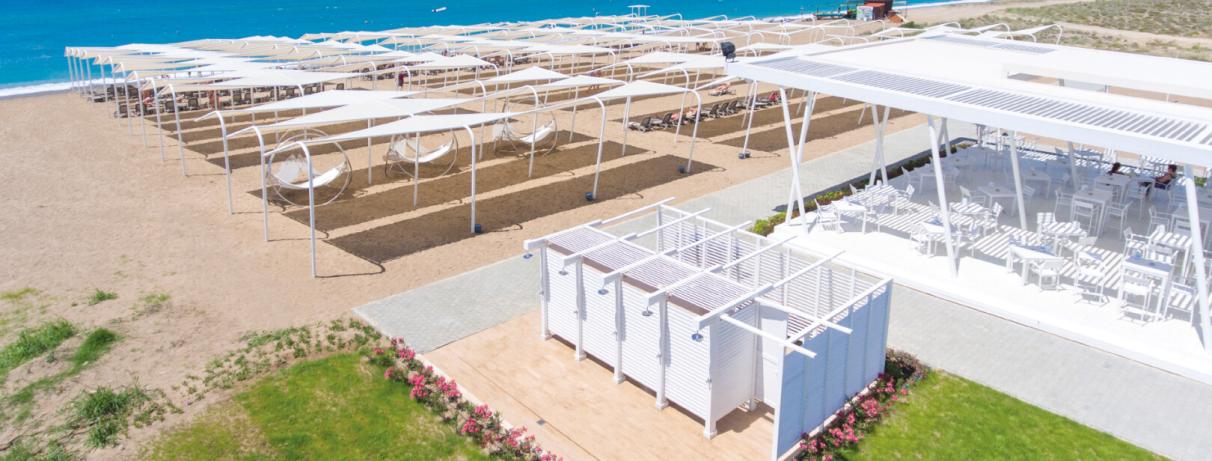 plage avec transats et parasols