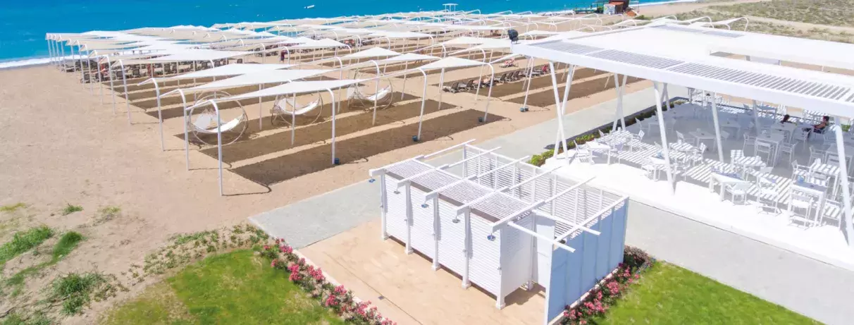 plage avec transats et parasols 