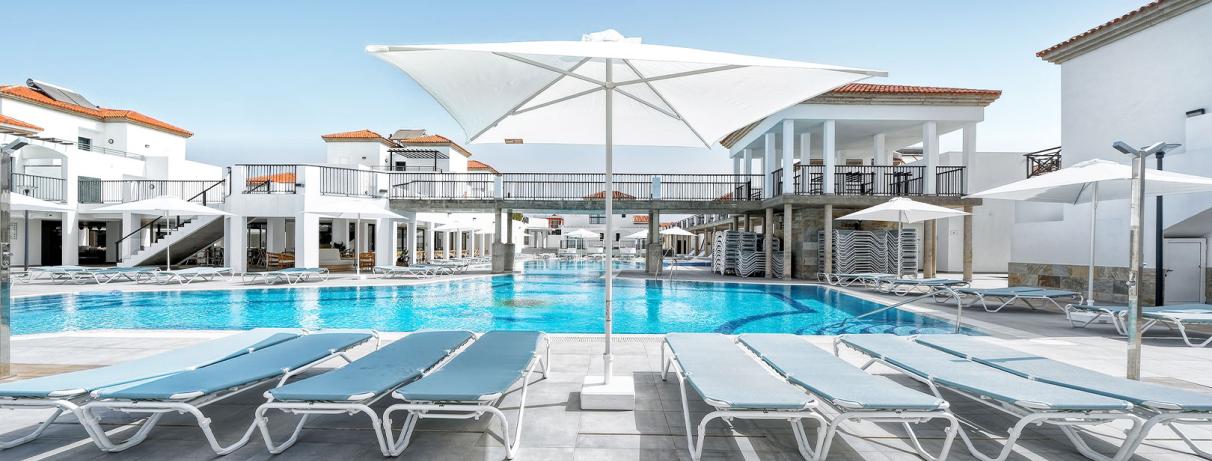 piscine avec transats et parasols