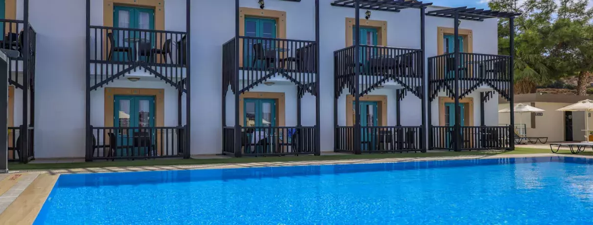 piscine extérieure avec vue sur les chambres d'hôtels