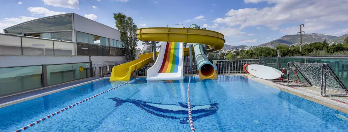 piscine avec des toboggans
