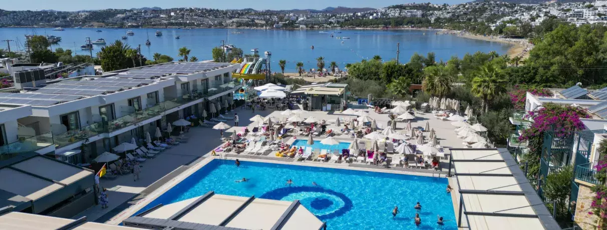 vue d'ensemble de l'hôtel avec la piscine et la mer