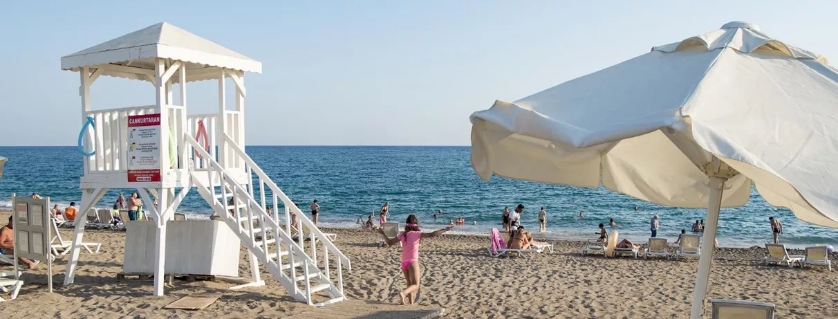vue de la plage avec des transats