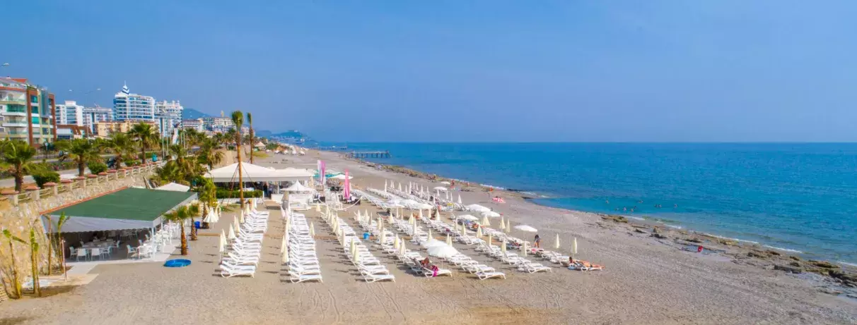 plage avec transats et parasols