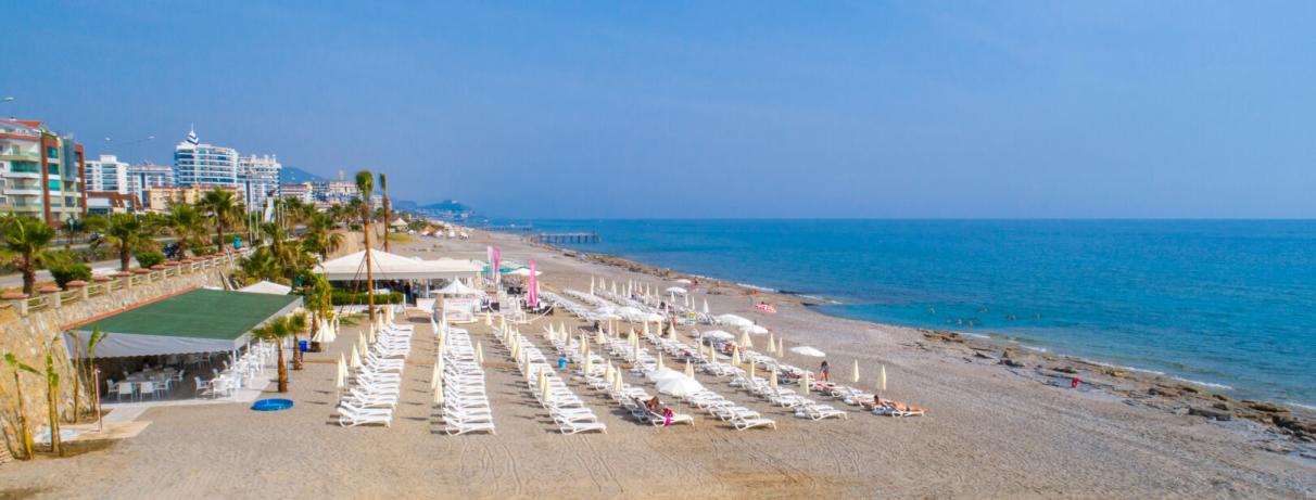plage avec transats et parasols