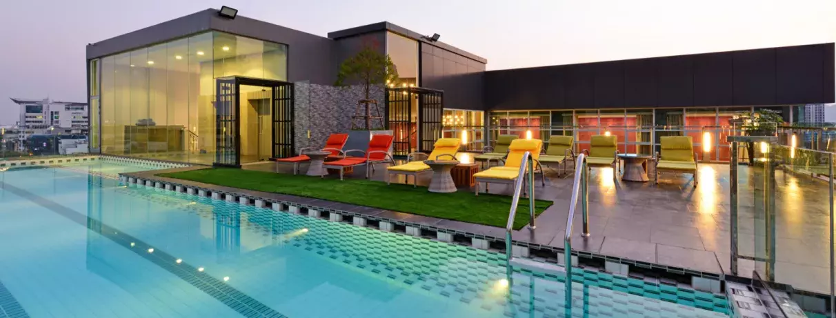 piscine extérieure en long vue de nuit