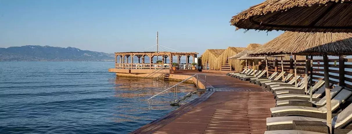 plage avec transats et parasols