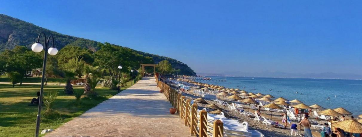 plage avec transats et parasols 